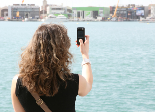 woman-with-camera-phone